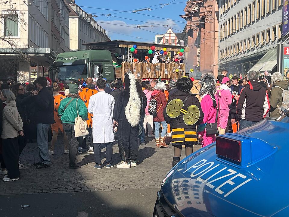 Bei Sonnenschein feierten rund 100.000 Menschen den Fasching.