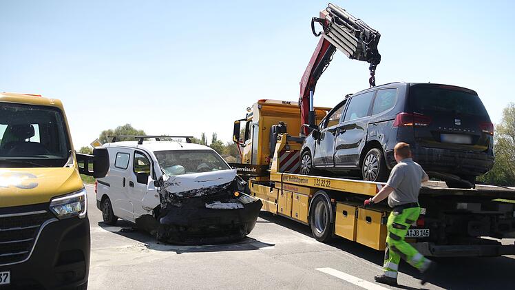 Verletzte nach Unfall bei Sugenheim in Krankenhäuser gebracht