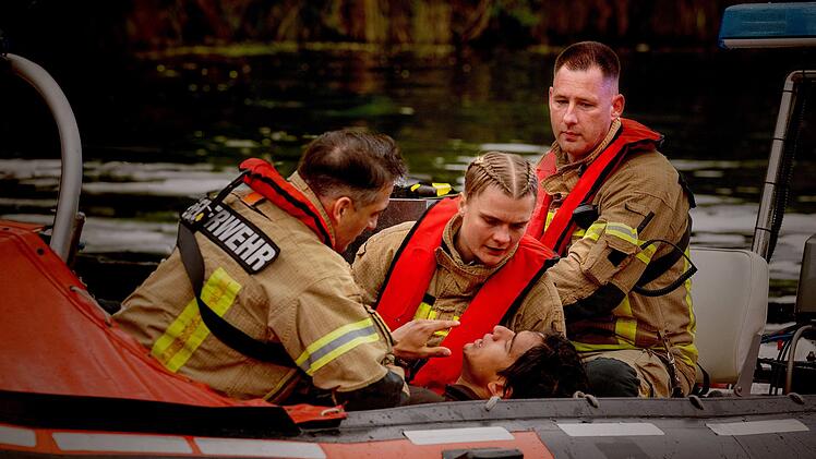 Bei ihrem ersten Einsatz in der zweiten Staffel wird das Team zum Einsatz an den Neckar gerufen. Die Feuerwehrleute Markus (Max Hemmersdorfer, links) und Billy (Anna Schimrigk) retten einen ertrinkenden Jugendlichen, der Drogen konsumiert hat und in den Fluss gegangen ist.