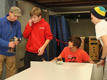 Der Umgang mit Holz, aber auch mit den Werkzeugen eines Schreiners stand im Mittelpunkt des Projekts. Schreinermeister Harald Graser informiert die Schüler hier über den richtigen Einsatz der Bohrmaschine, daneben die Schüler Nico Schnitzer, Fabian Aumüller sowie Sandro Meth (von links).Fotos: Günther Geiling