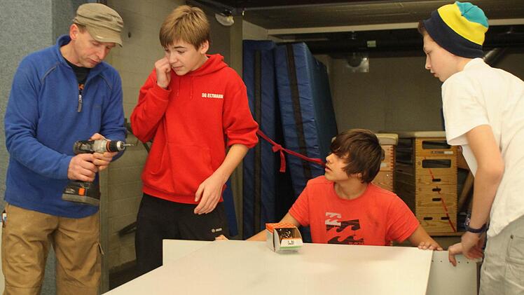 Der Umgang mit Holz, aber auch mit den Werkzeugen eines Schreiners stand im Mittelpunkt des Projekts. Schreinermeister Harald Graser informiert die Schüler hier über den richtigen Einsatz der Bohrmaschine, daneben die Schüler Nico Schnitzer, Fabian Aumüller sowie Sandro Meth (von links).Fotos: Günther Geiling