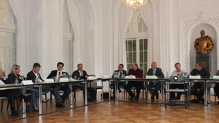 Die Arbeitssitzung fand im Weißen Saal des Regentenbaus statt.