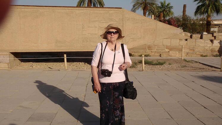 Die Gräfenbergerin Katharina Wittenberg vor der riesigen altägyptischen Tempelanlage von Luxor