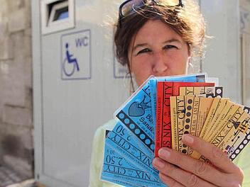 Archiv: Ulrike Heuken zeigt die Piss-nix-in-the-City-Karten, die Abhilfe gegen Wildpinkler schaffen sollen. (Foto: Michael Gründel)