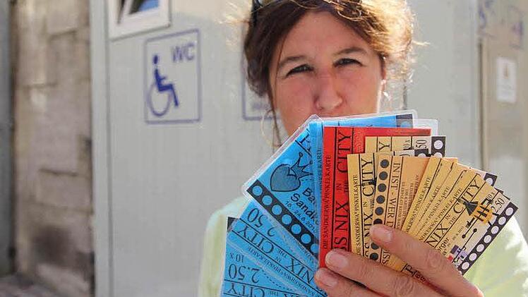 Archiv: Ulrike Heuken zeigt die Piss-nix-in-the-City-Karten, die Abhilfe gegen Wildpinkler schaffen sollen. (Foto: Michael Gründel)