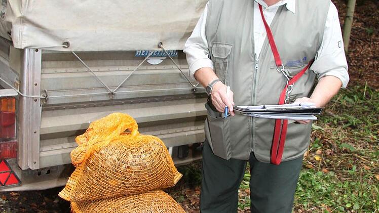 Gerhard Lutz wiegt die Bucheckern ab und trägt das Ergebnis in das Stammzertifikat ein. Foto: Sonja Adam
