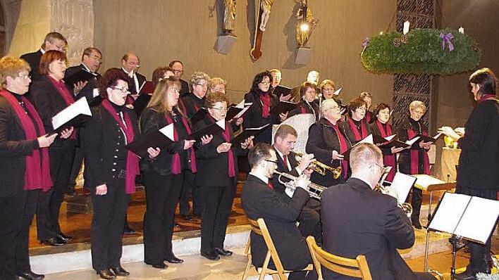 Der Katholische Kirchenchor Friesen wird beim Adventskonzert am Samstag mit feierlichen Klängen auf Weihnachten einstimmen. Foto: Heike Schülein