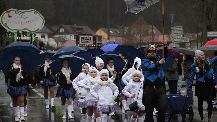 Mario Pfister vom Faschingskomitee schwang die Fahne, hinter ihm die kleinen "Dancing Fire" und die "Starlight Girls". Foto: Günther Geiling