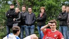 Einsatz war selbstverständlich großgeschrieben bei den Fürther Kickern. Fotos: Albert Höchstädter