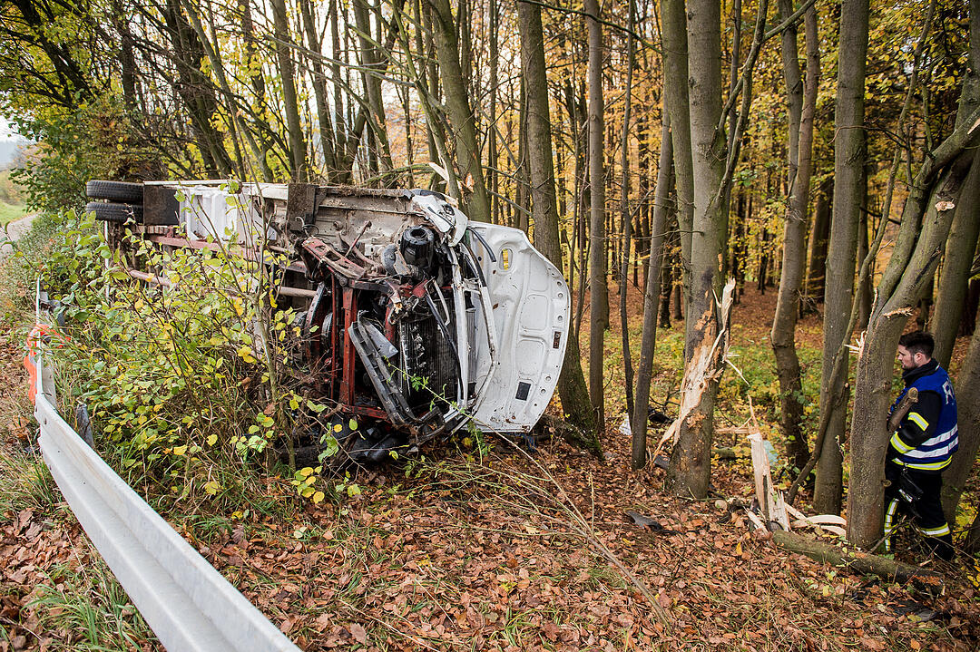 A6 bei Nürnberg: Transporter prallt in Baum - ein Toter