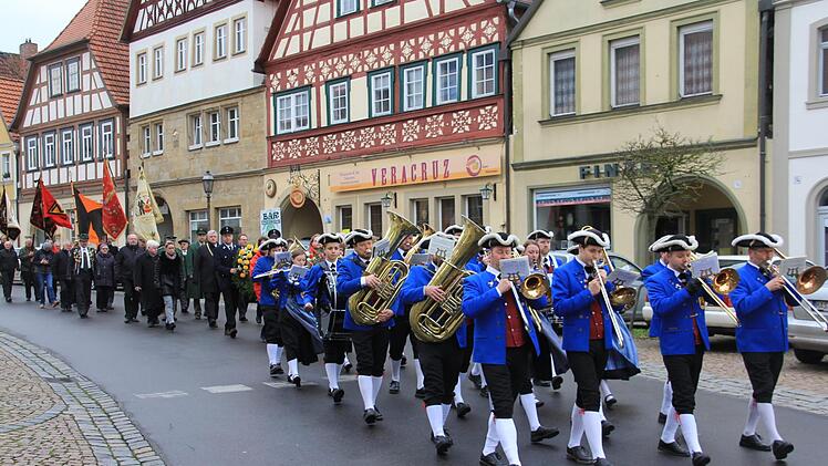 Angeführt vom Blasorchester Ebern, zog der Trauerzug mit Vertretern von Behörden, Organisationen und Vereinen mit Fahnenabordnungen  vom Rathaus zum Ossarium.Helmut Will