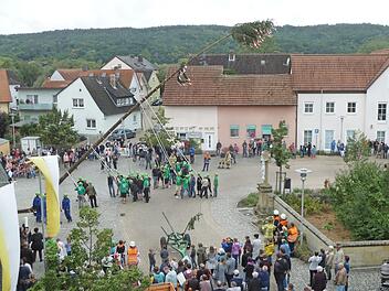 Der 25 Meter hohe Kirchweihbaum wurde mit vereinten Kräften der vielen Helfer auf dem Kirchplatz in die Senkrechte gehievt.
