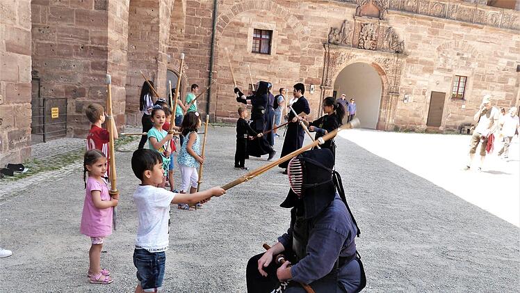 Eine der Aktionen zum Familiennachmittag auf der Plassenburg waren die Kendo-Schwertkämpfer. Fotos: Werner Reißaus
