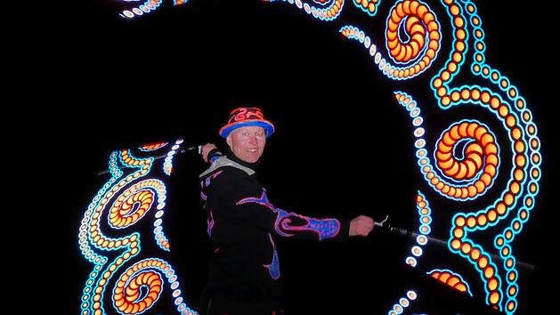 Kaa ist seit 15 Jahren mit Jonglage-, Lichter- und Feuershows zu sehen. Foto: Andie Mayr