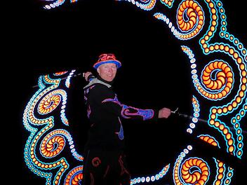 Kaa ist seit 15 Jahren mit Jonglage-, Lichter- und Feuershows zu sehen. Foto: Andie Mayr