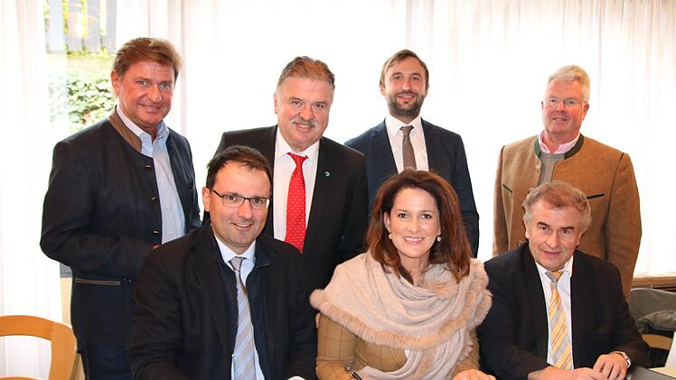 Ins Goldene Buch des Marktes Presseck trug sich Landwirtschaftsministerin Michaela Kaniber ein. Mit im Bild (sitzend, von links) MdL Martin Schöffel und Bürgermeister Siegfried Beyer sowie (hinten, von links) MdL Rainer Ludwig, Landrat Klaus Peter Söllner, Dritter Bürgermeister Christian Ruppert und Ludwig von LerchenfeldKlaus Klaschka