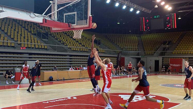 Yannik Morin von SIG Straßburg springt dem Ball entgegen und schnappt sich den Rebound vor dem Bamberger Christian Sengfelder.  Foto: Brose Bambrg