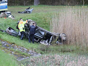 Auto kommt von A9 ab und kommt auf dem Dach vor L&ouml;schweiher zum Liegen