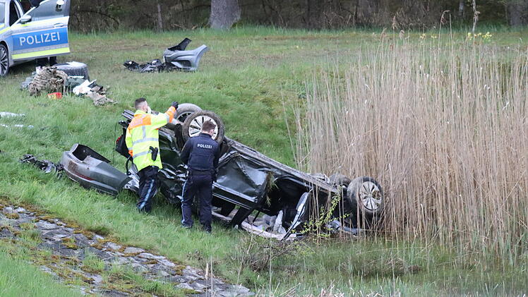 Auto kommt von A9 ab und kommt auf dem Dach vor L&ouml;schweiher zum Liegen