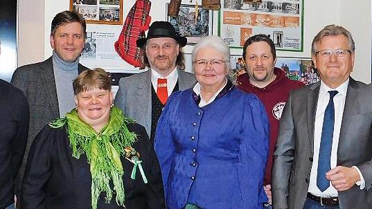 Die neu gew&auml;hlte Vorstandschaft mit vorne von links Ilka Gremer (Vorst&auml;ndin Heimat- und Tracht), Renate Koch vom Trachtengauverband Oberfranken, B&uuml;rgermeister Rainer Detsch, Matthias Lifka (Vorstand Musik) sowie hinten von links Jochen D&auml;umer (Sch...