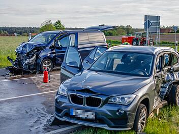 Eine Tote und mehrere Schwerverletzte: Schwerer Unfall mit zwei Autos im Kreis Ansbach