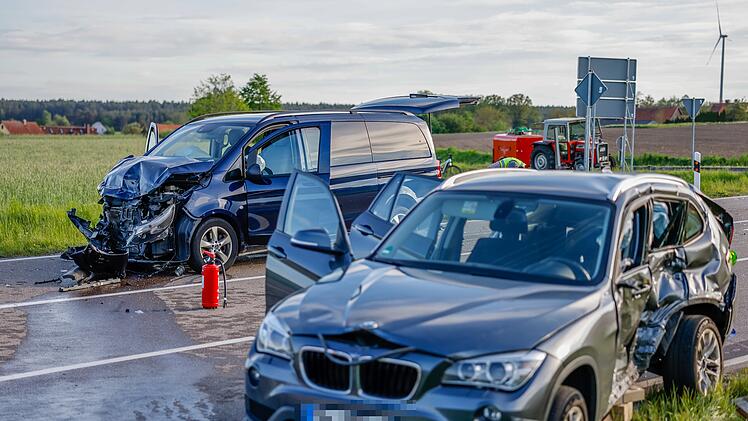 Eine Tote und mehrere Schwerverletzte: Schwerer Unfall mit zwei Autos im Kreis Ansbach
