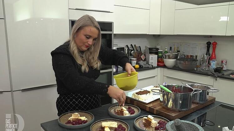 Eierlikör-Parfait mit Sauerkirsch-Soße: Nadine (36) serviert ein ambitioniertes Dessert.
