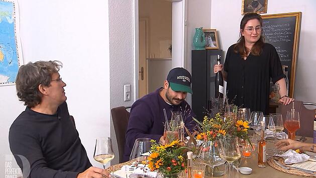 Sommelière Eva füllt ihre Gäste schon vor dem ersten Gang mit Wein und Spirituosen ab.