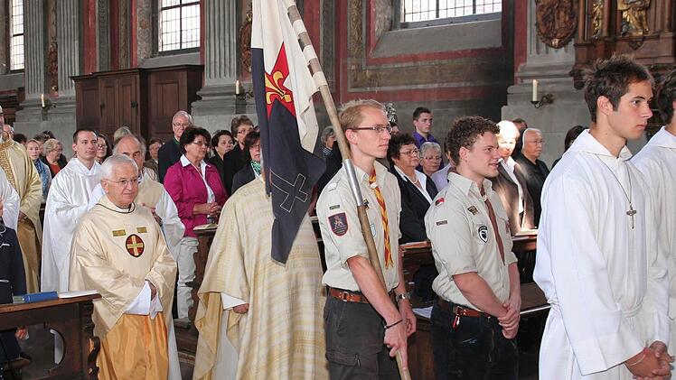 Ministranten, Pfadfinder und die Geistlichkeit beim Einzug in die Pfarrkirche St. Mauritius.