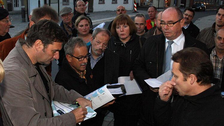 Wo sollen die Parkflächen markiert werden? Diese offene Frage beantworteten Bürgermeister Lothar Nagel und seine Ratsmitglieder bei einem Ortstermin am Dienstag.