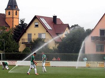 Die erste Wasserpause im Spiel Fürth gegen die Siedler. Nicht nur zum Trinken, auch von Außen kam in Stadtschwarzach das kühle Nass. Foto: Marina Zimmermann