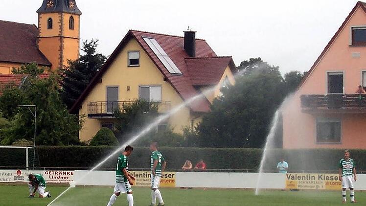 Die erste Wasserpause im Spiel Fürth gegen die Siedler. Nicht nur zum Trinken, auch von Außen kam in Stadtschwarzach das kühle Nass. Foto: Marina Zimmermann