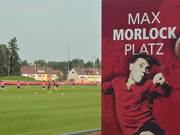 20 Jahre nach dem Tod von Club-Legende Max Morlock hat der Fußball-Zweitligist 1. FC Nürnberg seinen bisherigen A-Trainingsplatz in "Max-Morlock-Platz" umbenannt. Fotos: Nikolas Pelke