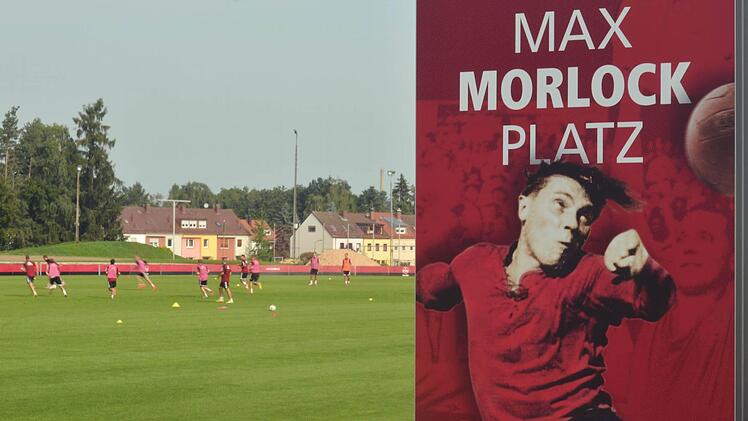 20 Jahre nach dem Tod von Club-Legende Max Morlock hat der Fußball-Zweitligist 1. FC Nürnberg seinen bisherigen A-Trainingsplatz in "Max-Morlock-Platz" umbenannt. Fotos: Nikolas Pelke