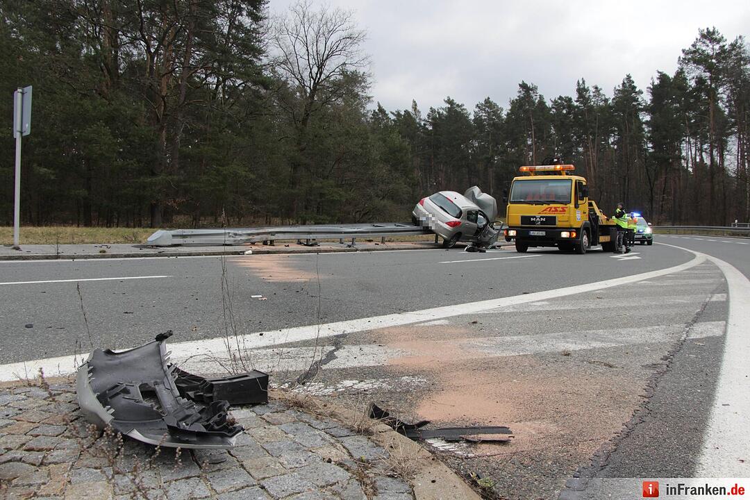 Fahrzeug rammt Verkehrsschild und landet auf Gegenfahrbahn