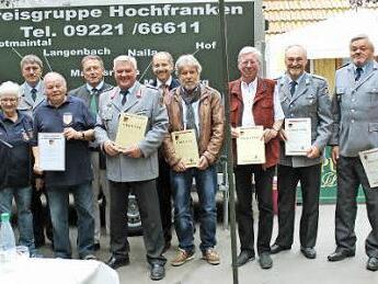 Beim Brunnenfest, von links Klaus-Dieter Nitzsche, Erika Kraft, Vors. Günter Limmer, Helmuth Obermaier, OB Henry Schramm, Gerhard Ködel, stellvertretender Landrat Jörg Kunstmann, Dieter Zapf, Hans-Bernd Hübner, Harald Eckert, Wolfgang Sauer Foto: Reservistenkameradschaft