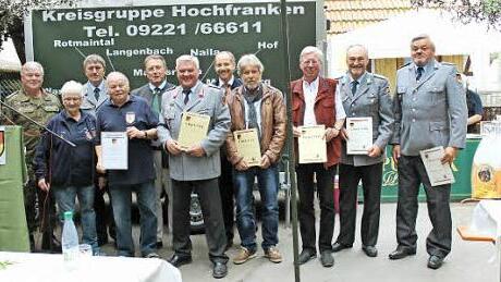 Beim Brunnenfest, von links Klaus-Dieter Nitzsche, Erika Kraft, Vors. Günter Limmer, Helmuth Obermaier, OB Henry Schramm, Gerhard Ködel, stellvertretender Landrat Jörg Kunstmann, Dieter Zapf, Hans-Bernd Hübner, Harald Eckert, Wolfgang Sauer Foto: Reservistenkameradschaft