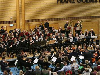 Mit ihrem Sinfoniekonzert beeindruckten das Jugendorchester Rödental und das Orchester der Musikfreunde Neustadt in der Franz-Goebel-Halle. Foto: Jochen Berger
