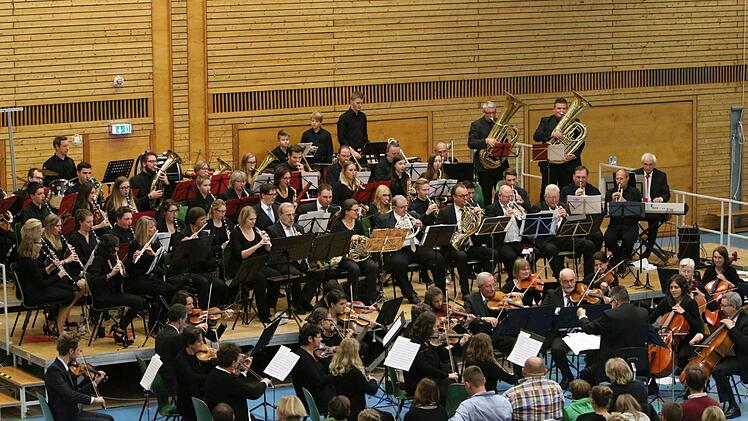 Mit ihrem Sinfoniekonzert beeindruckten das Jugendorchester Rödental und das Orchester der Musikfreunde Neustadt in der Franz-Goebel-Halle. Foto: Jochen Berger