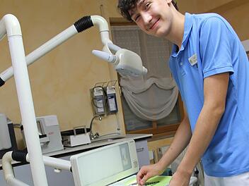 Leon beim Zurechtlegen der Instrumente für seinen Chef, den Zahnarzt Foto: Alexandra Kemnitzer