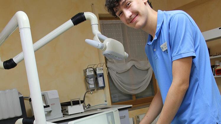 Leon beim Zurechtlegen der Instrumente für seinen Chef, den Zahnarzt Foto: Alexandra Kemnitzer