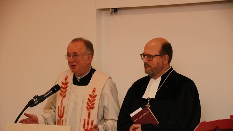 Pfarrer Hans Roppelt und Dekan Thomas Kretschmar stellten den Neubau unter Gottes Segen. Foto: Jürgen Gärtner
