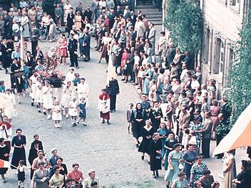 Fronleichnamsprozession im Jahr 1955: Mädchen tragen die Muttergottesstatue.Walter Lieb