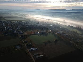 Nebel über dem Maintal zwischen Haßfurt und Schweinfurt - das wirkt nach Wochen mit fast ungetrübtem Sonnenschein fast ein wenig surreal. Foto: Max Flegel