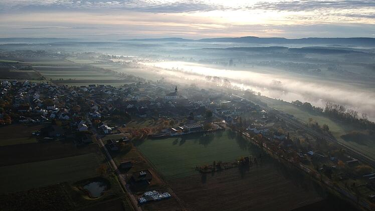 Nebel über dem Maintal zwischen Haßfurt und Schweinfurt - das wirkt nach Wochen mit fast ungetrübtem Sonnenschein fast ein wenig surreal. Foto: Max Flegel