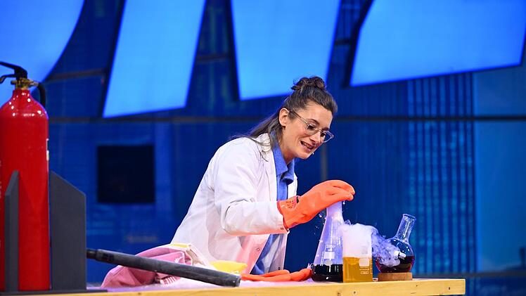 Wieder mit zwei spannenden Experimenten am Start: Fachfrau Dr. Lisa Budzinski.