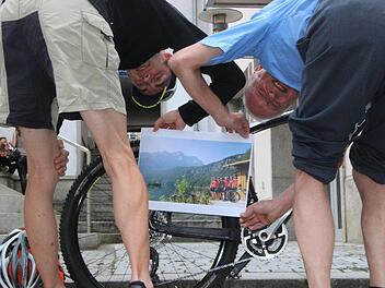 Mit Muskelkraft über die Alpen: Matthias und Dieter meisterten mit acht weiteren TGK-lern jeden Bergsattel im Fahrradsattel. Foto: Diana Fuchs