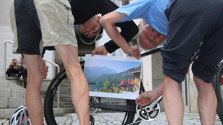 Mit Muskelkraft über die Alpen: Matthias und Dieter meisterten mit acht weiteren TGK-lern jeden Bergsattel im Fahrradsattel. Foto: Diana Fuchs