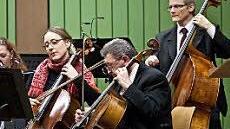 Ulrike Gossel und Karl Mechthold (Cello), dahinter am Kontrabass: Dietmar Engels.