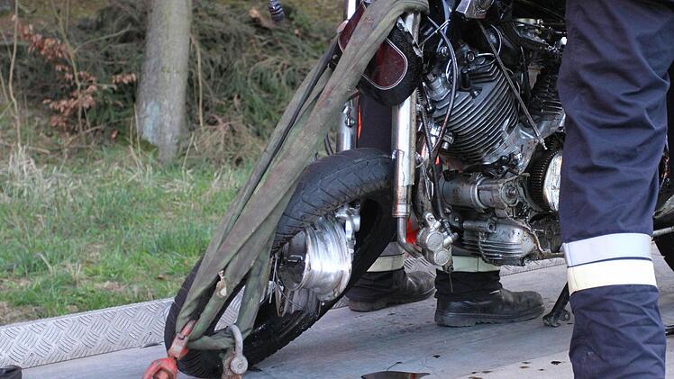 Auf der Bundesstraße 85 hat sich am spaeten Sonntagnachmittag (30.03.2014) zwischen Ruecksmuehle und Weissenbrunn ein schwerer Motorradunfall ereignet, bei dem 3 Personen schwer verletzt wurden. Nach Angaben der Polizei kam ein Motorradfahrer zu weit nach links und erwischte ein ihm entgegenfahrendes Motorrad mit einen verheirateten Paerchen. Drei Rettungshubschrauber waren im Einsatz, ausserdem Feuerwehr, BRK und THW. Zur genauen Klaerung der Unfallursache wurde ein Sachverstaendiger hinzuge...